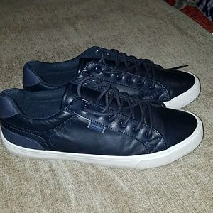 Low Top Lace-up Style London Fog Sneakers